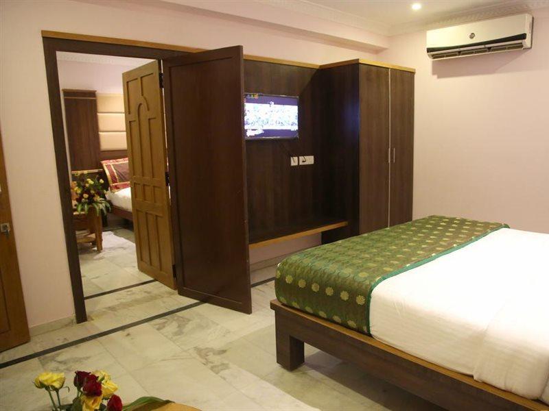 Poppys S.E.T Residency Hotel Kumbakonam Exterior foto