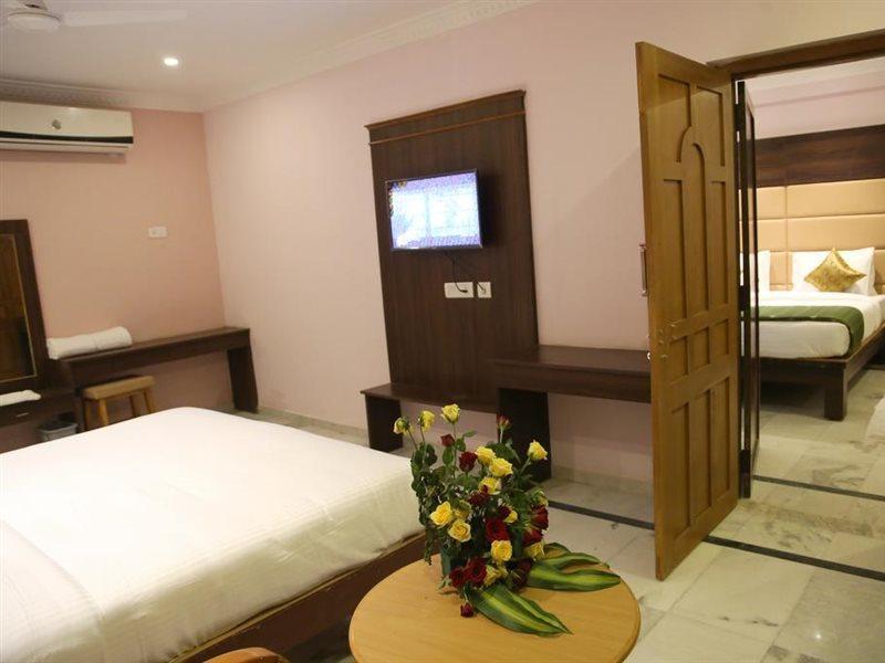 Poppys S.E.T Residency Hotel Kumbakonam Exterior foto