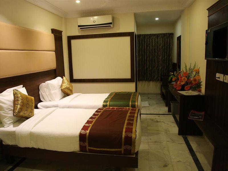 Poppys S.E.T Residency Hotel Kumbakonam Exterior foto