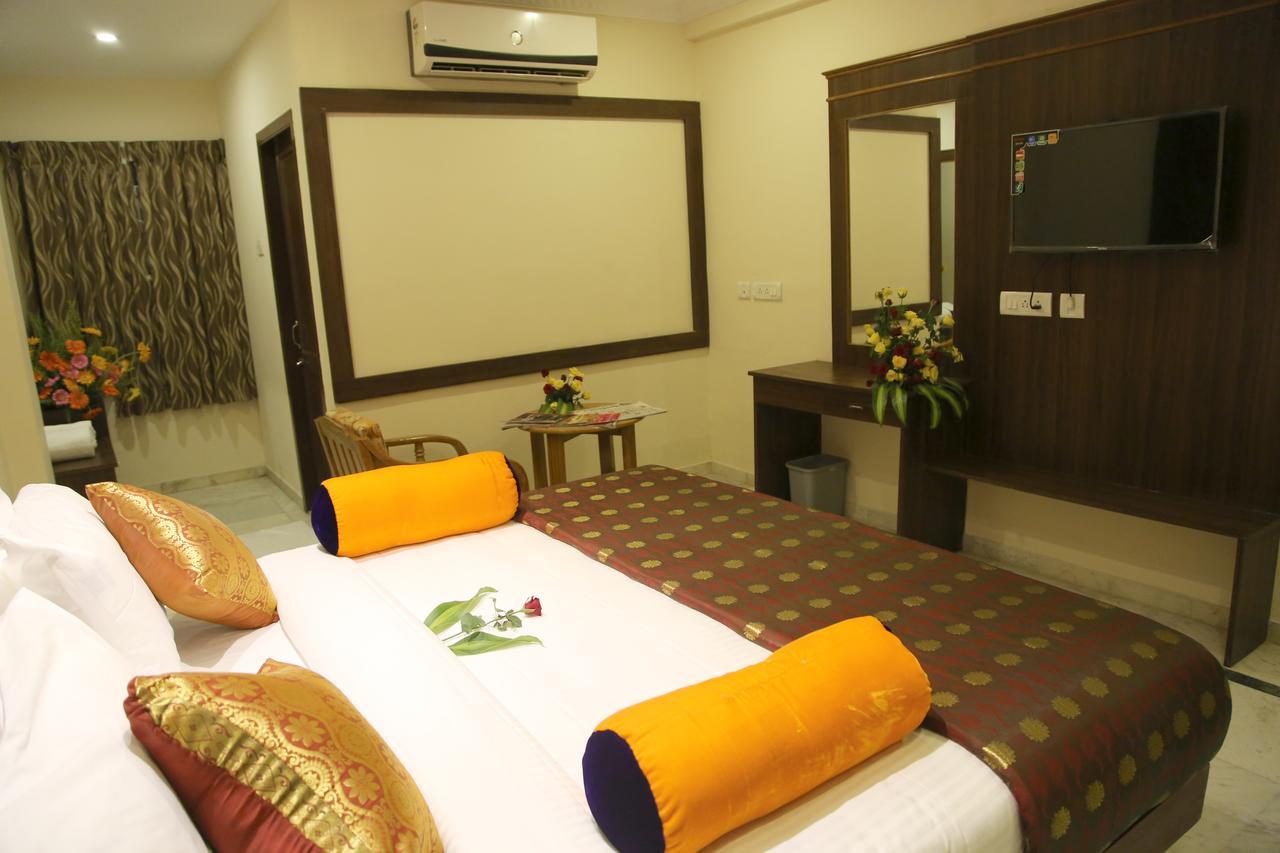 Poppys S.E.T Residency Hotel Kumbakonam Exterior foto