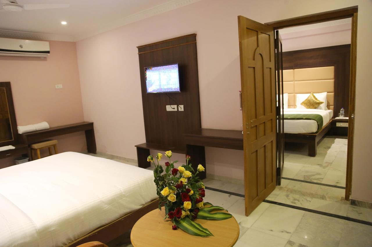 Poppys S.E.T Residency Hotel Kumbakonam Exterior foto