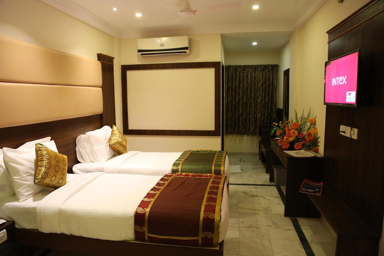 Poppys S.E.T Residency Hotel Kumbakonam Exterior foto