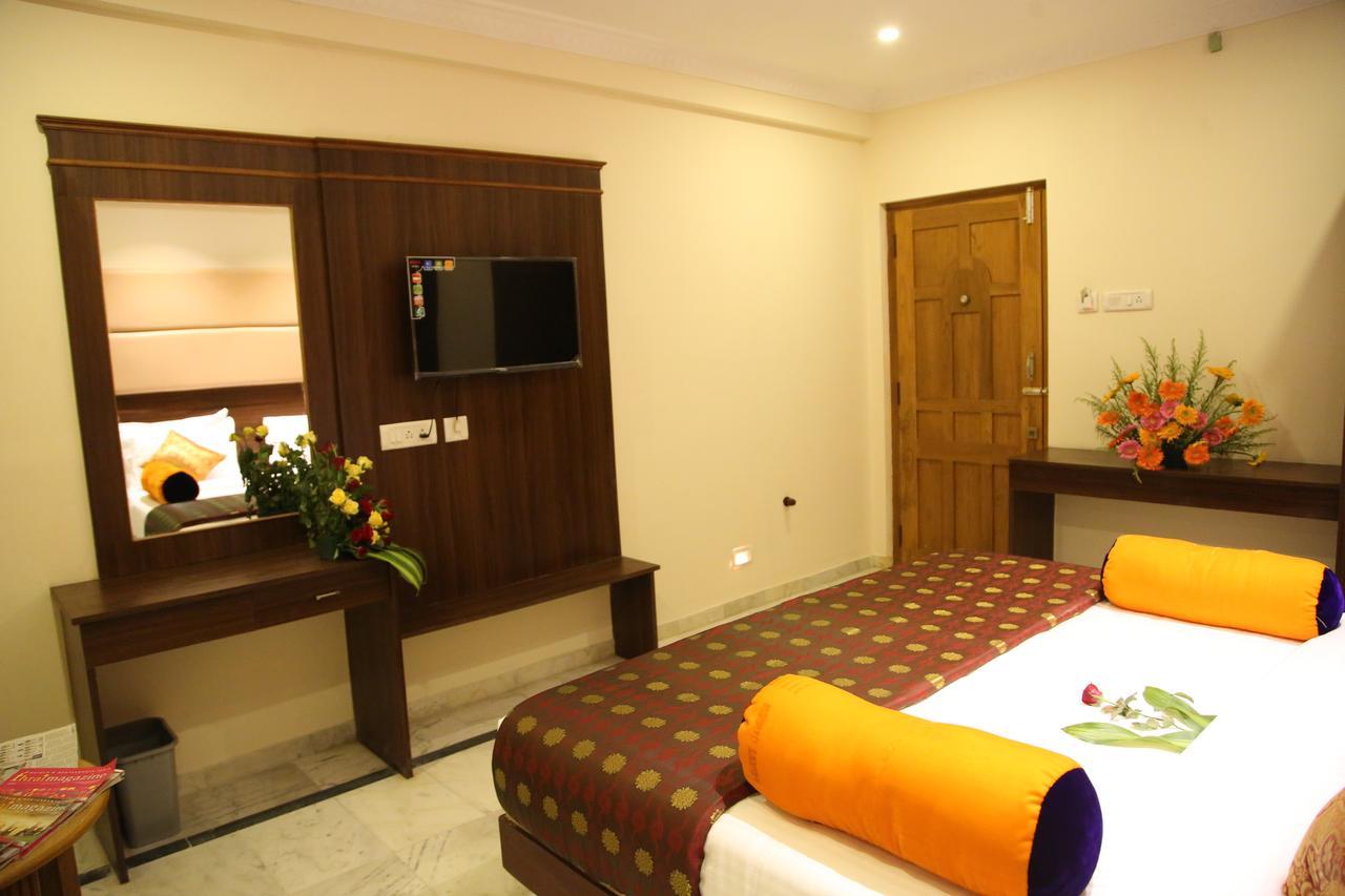 Poppys S.E.T Residency Hotel Kumbakonam Exterior foto