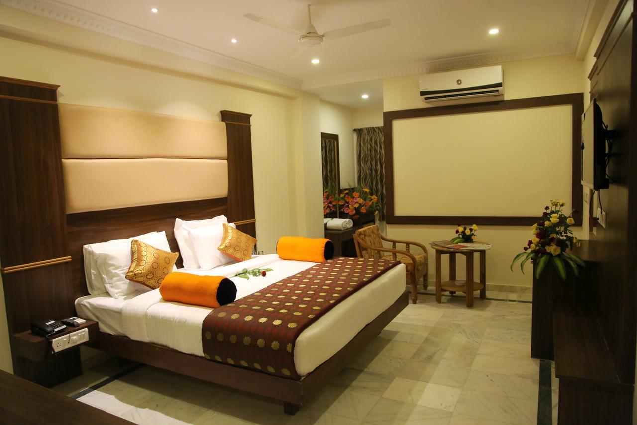 Poppys S.E.T Residency Hotel Kumbakonam Exterior foto