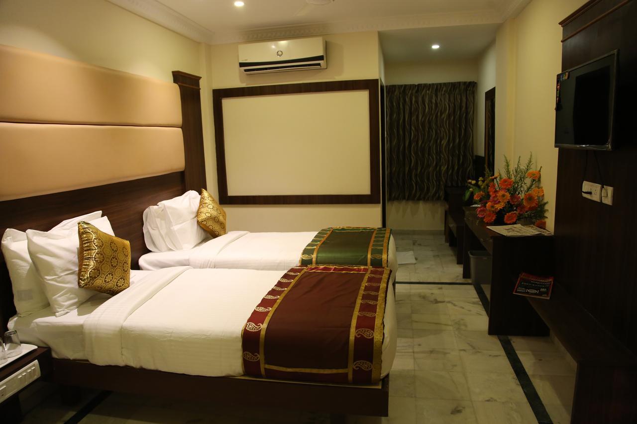 Poppys S.E.T Residency Hotel Kumbakonam Exterior foto